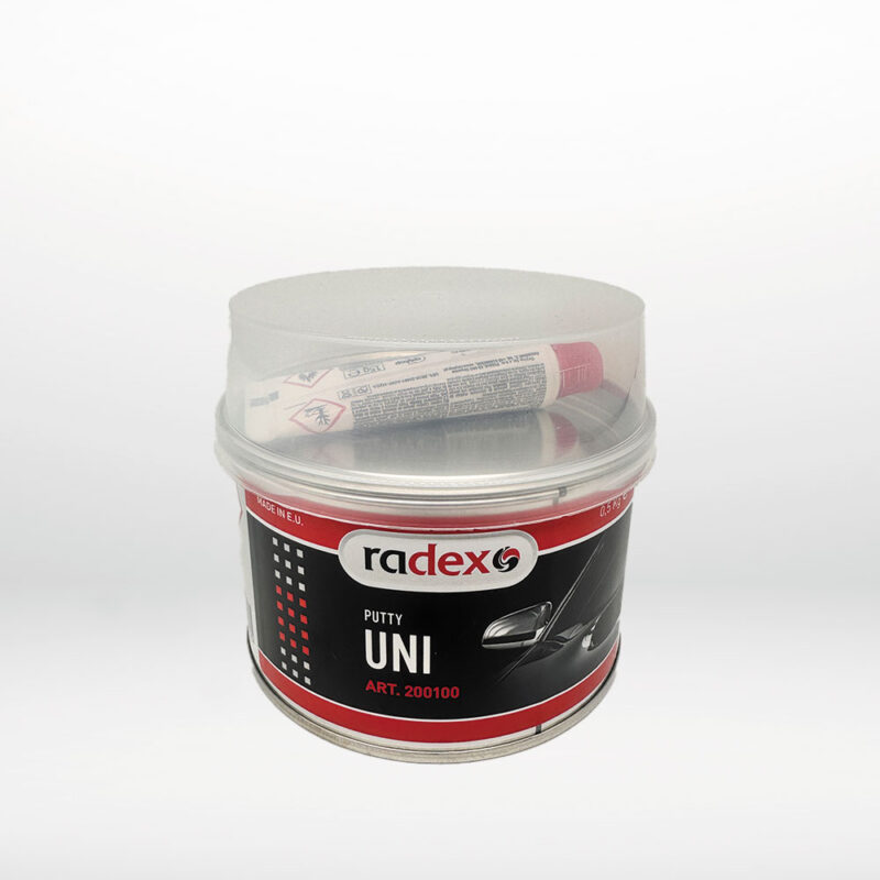0.5 kg universalspackel i burk. Genomskinligt lock där en liten tub med härdare ligger.